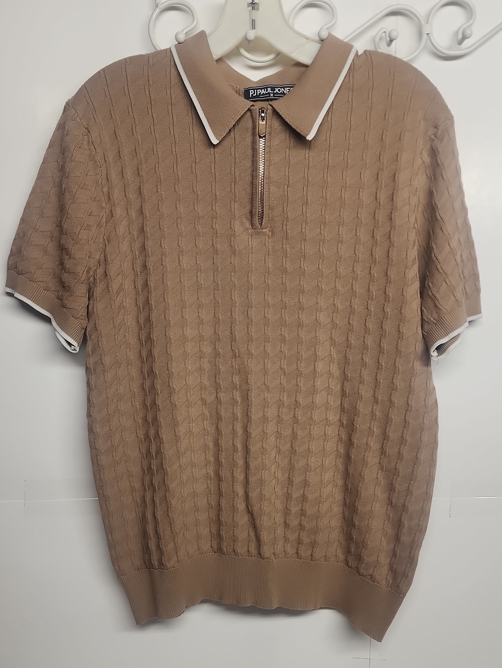PJ PAUL JONES Men's Short Sleeve Zip Polo in Tan Size M Trending Comfortable